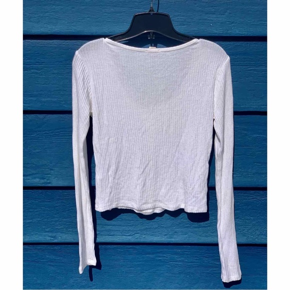 Cropped Long Sleeve - Picture 2 of 3